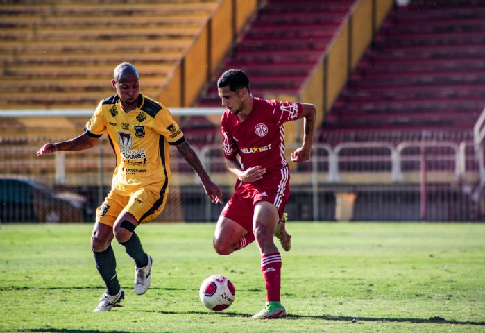 Guilherme (a direita) disputa a bola com o jogador Wellington Silva, do Volta Redonda (a esquerda). Foto: Vinícius Lima/ AFC