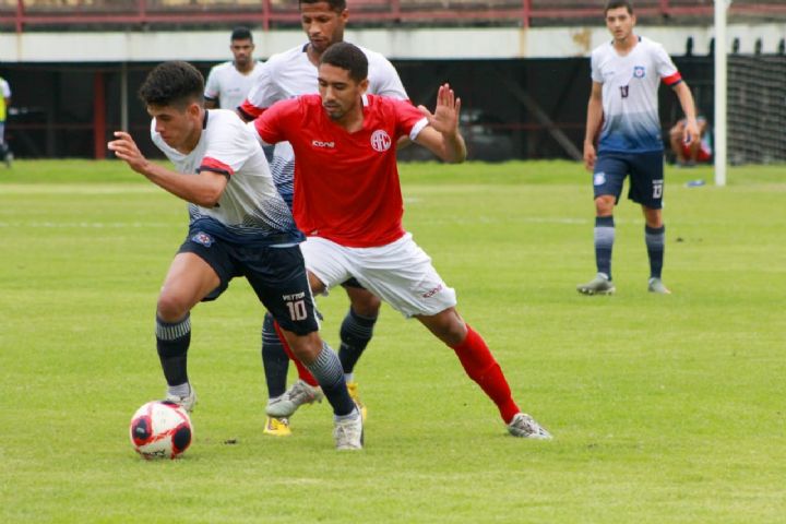 Knupp divide bola com jogador do Friburguense no empate em 4 a 4 Foto: Vinicius Lima / AFC