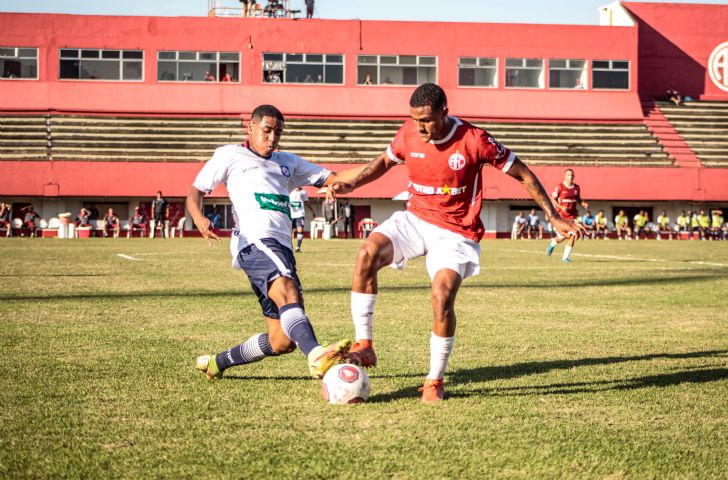 Agú disputa a bola com jogador do Friburguense (Foto: Vinícius Lima/AFC)