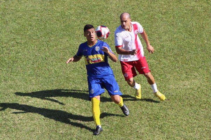 Paulo Henrique (America) sobe em disputa de bola com jogador do Sampaio Correa. Foto: Juliana Oliveira/AFC