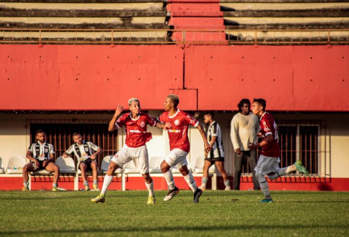 Guilherme (à esquerda) comememora efusivamente após fazer o gol, com Renan e Andrey. Foto: Vinicius Lima/AFC