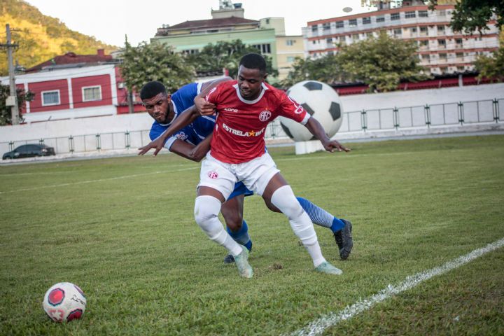 O atacante Sampaio disputa a bola com o adversário. Foto: Vinícius Lima / AFC