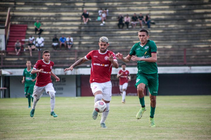 Raphael Carioca disputando a bola no segundo tempo (Foto: Vinícius Lima/AFC)