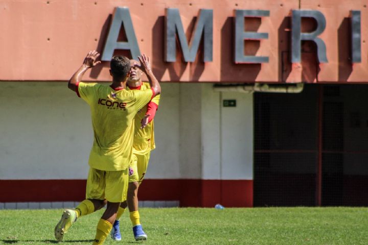 Lipe comemora o gol ao lado de PH (Foto: Vinícius Lima/AFC)