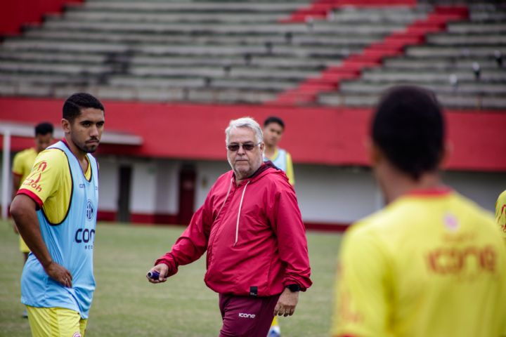 Técnico Josué Teixeira comandando o último treino da equipe. Foto: Vpinicius Lima/AFC