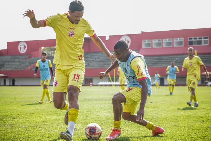 Geovane e Lucão em disputa de bola no último treino antes do confronto decisivo. Foto: Vinícius Lima/AFC