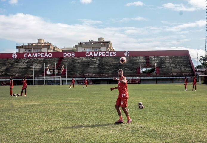 Magdiel em treino no estádio Giulite Coutinho. Foto: Vinícius Lima/AFC.