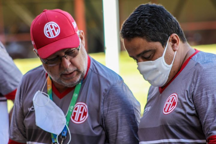 Técnico Josué Teixeira e o auxiliar Márcio Roberto durante treino (Foto: Vinícius Lima/AFC)