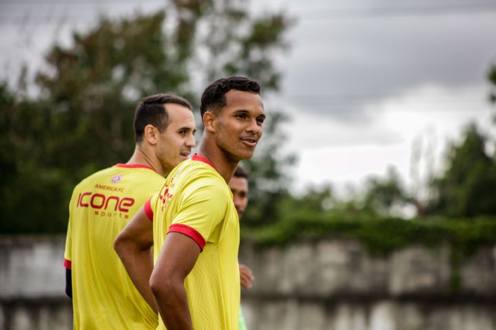 Os meias Caio Pacheco e Bruno em treino prévio à partida contra o Americano. Foto: Vinícius Lima/AFC