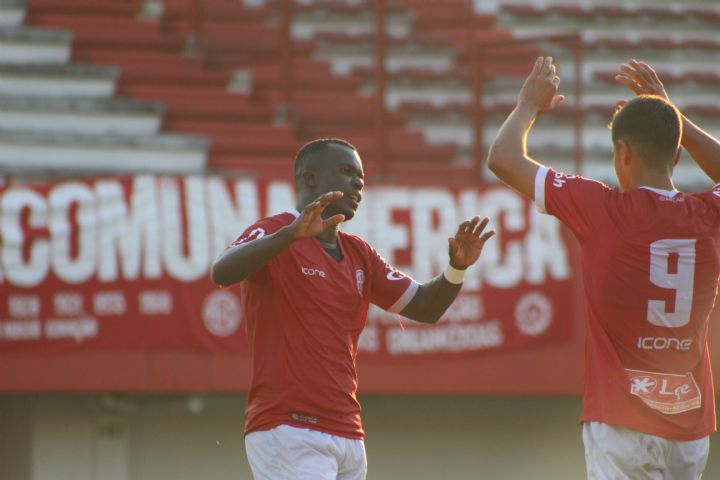 Jones Carioca e Lipe comemoram após o terceiro gol do America. Foto: Vinicius Lima / AFC