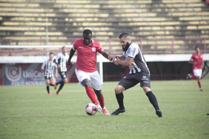 Jones Carioca disputa bola com jogador do Americano. Foto: Vinicius Lima / AFC