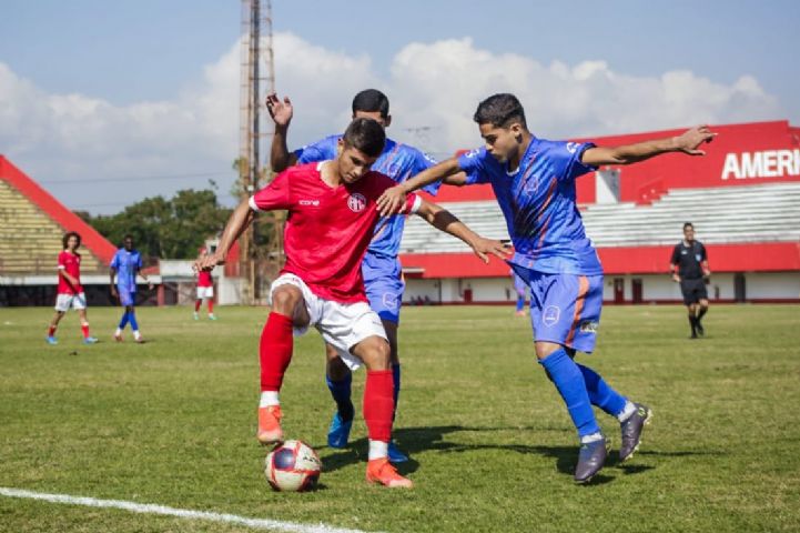 Lipe disputa a bola com dois defensores do Audax. Foto: Vinicius Lima / AFC