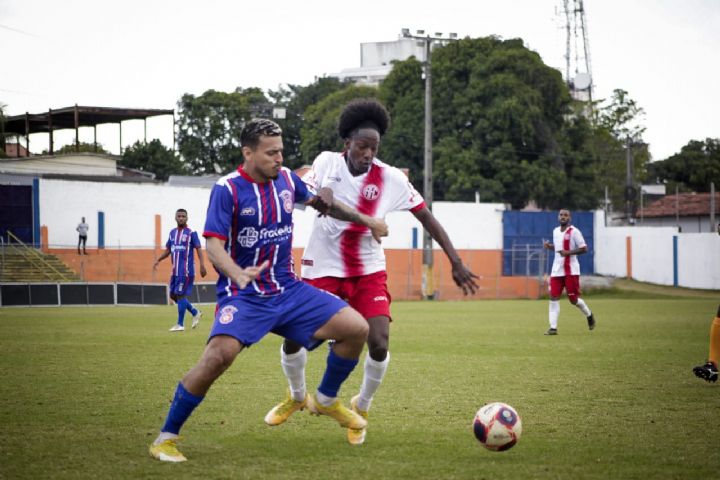 Marquinho disputa a bola com o jogador do Gonçalense. Foto: Vinicius Lima / AFc