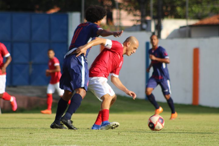 Disputa de bola entre Paulo Henrique e o volante adversário. Foto: Vinicius Lima / AFC