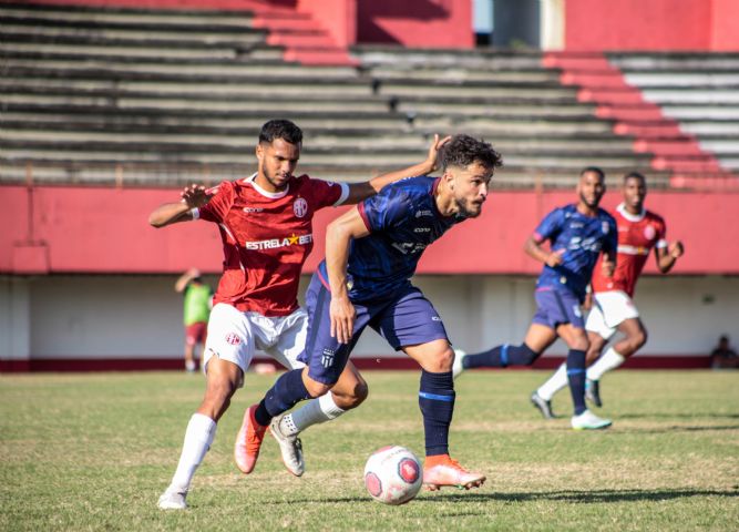 Caio Pacheco disputa a bola com o adversário. Foto: Vinícius Lima / AFC