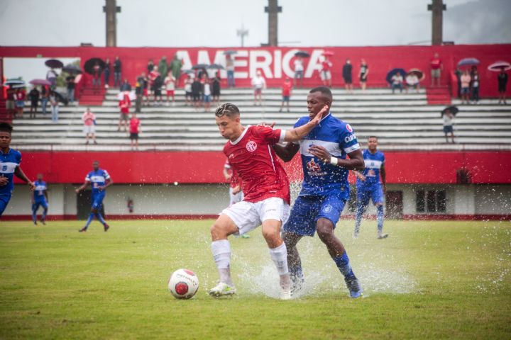 Campo muito molhado dificultou a partida (Foto: Vinícius Lima/AFC)