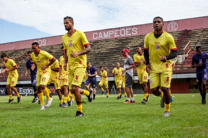 Renato Vinhas comandando a atividade física desta semana. Foto: Vinícius Lima/AFC