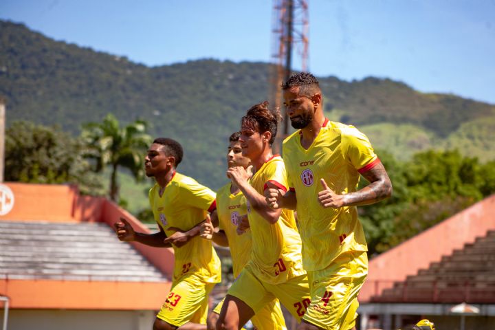 Naylhor, Paulo Vitor, Lipe e Matheus Giuliano durante o treino desta segunda-feira no Giulite Coutinho. Foto: Vinícius Lima/AFC