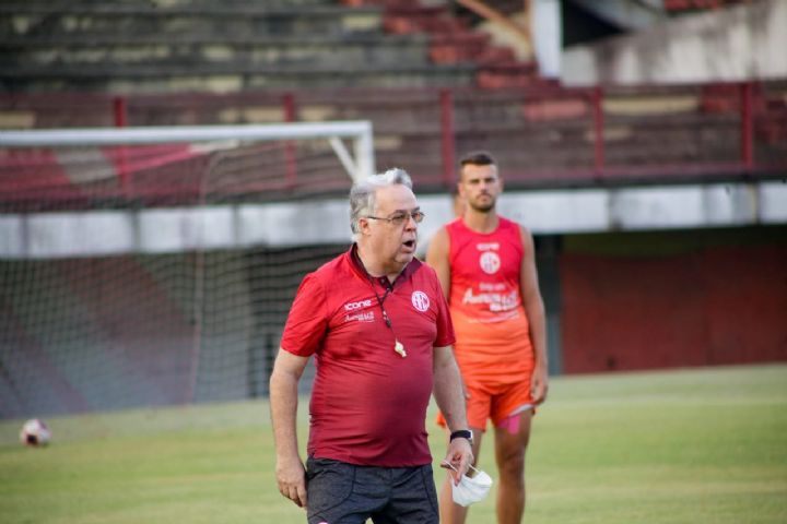 écnico Josué Teixeira comanda os treinos da equipe. Foto: Vinícius Lima/AFC