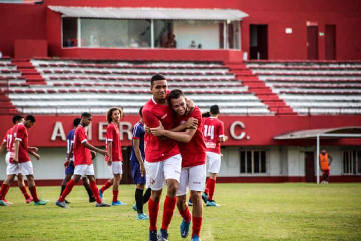 Noaldo e Igor abraçados após marcar o terceiro gol do America. Foto: Vinicius Lima / AFC