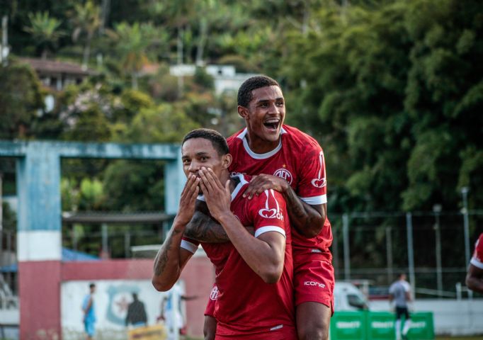 Lucas Gomes (esquerda) e Agú (direta) comemoram após o terceiro gol do America. Foto: Vinícius Lima / AFC