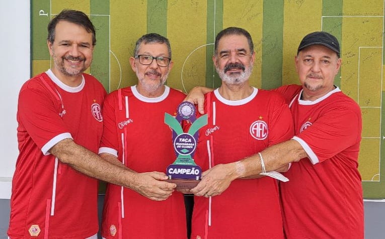 Da esquerda para a direita: Moacir Chaves, Luiz Carlos, Naldo e Ramos, campeões do primeiro turno do estadual de futmesa. Foto: Divulgação FEFUMERJ