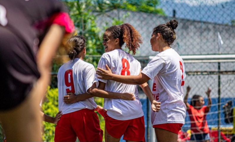 Mirelly (9), Millena (8) e Mirella (2); comemorando mais um gol. Foto: Ester Barros