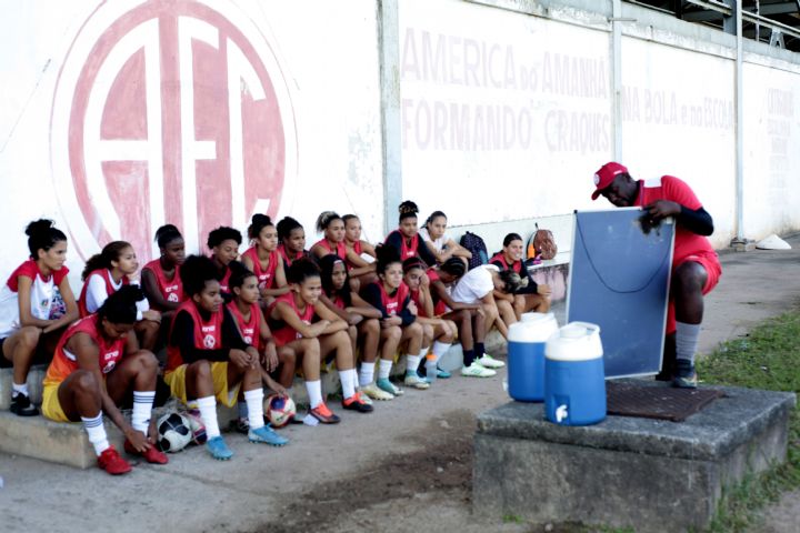 Daniel instrui as jogadoras durante treino (Foto: Julia Ebel/AFC)