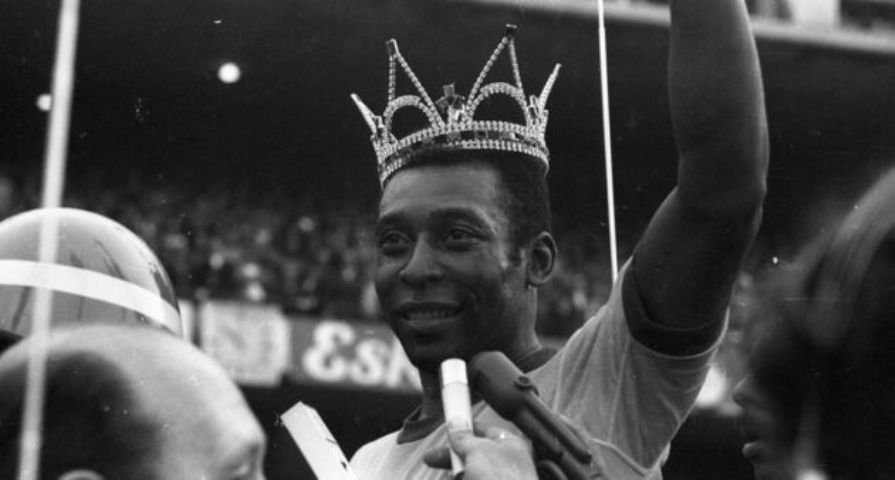 Pelé com a coroa de rei em seu jogo de despedida da seleção no estádio do Morumbi em 1971. Foto: Divulgação