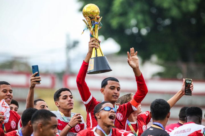 Comemoração dos meninos do Sub-15 do America ao levantar o troféu. Foto: Marcelo Júnior / AFC