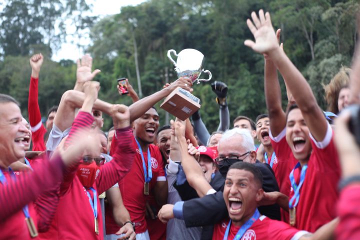 Os nossos campeões levantam o troféu do título. Foto: Vinicius Lima / AFC