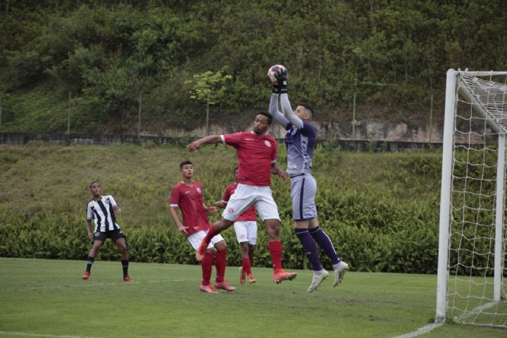 Brayan disputa a bola no alto com o goleiro alvinegro. Foto: Vinicius Lima / AFC