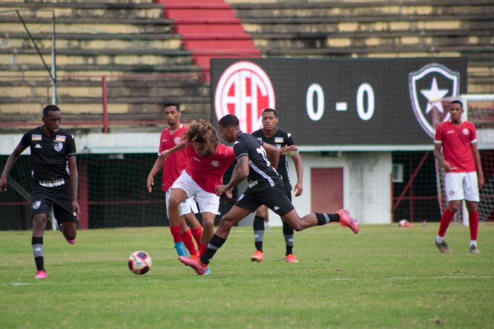 Matheus Dedo disputa bola com meio de campo do Botafogo. Foto: Vinicius Lima / AFC