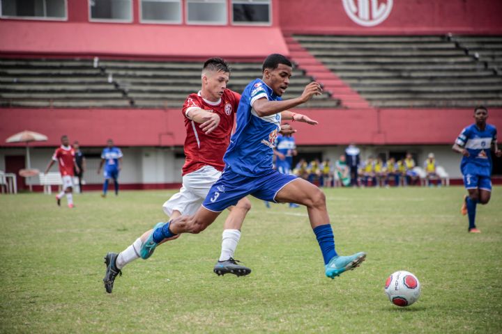 Melgarejo (esquerda) disputa a bola com o atleta do Olaria (direita). Foto: Vinícius Lima / AFC