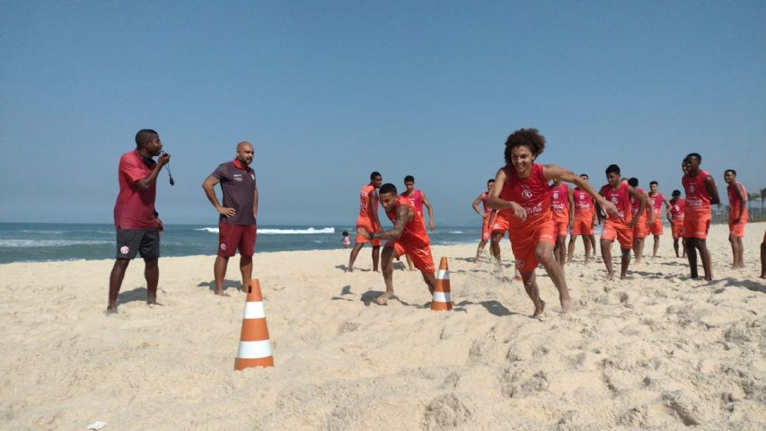 O time treinou na praia da Barra da Tijuca (Foto: Thiago Alexandre/AFC)