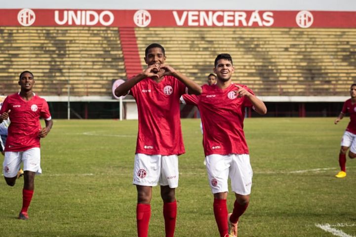 Berg e Lucas Maciel comemoram após o gol de pênalti marcado pelo meia. (Vinicius Lima / AFC)