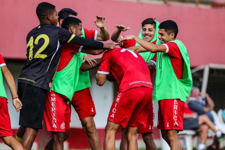 Garotos comemoram após o gol. Foto: Marcelo Júnior / AFC