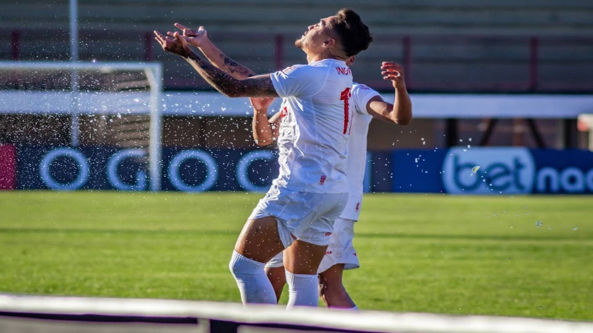 Romarinho comemora gol contra o Artsul.