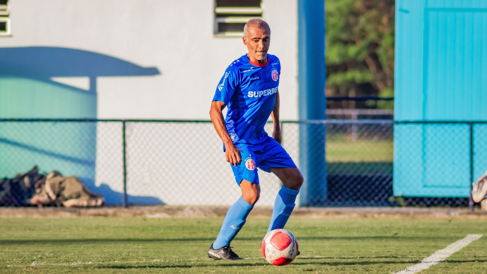 Romário com a bola durante o treino.