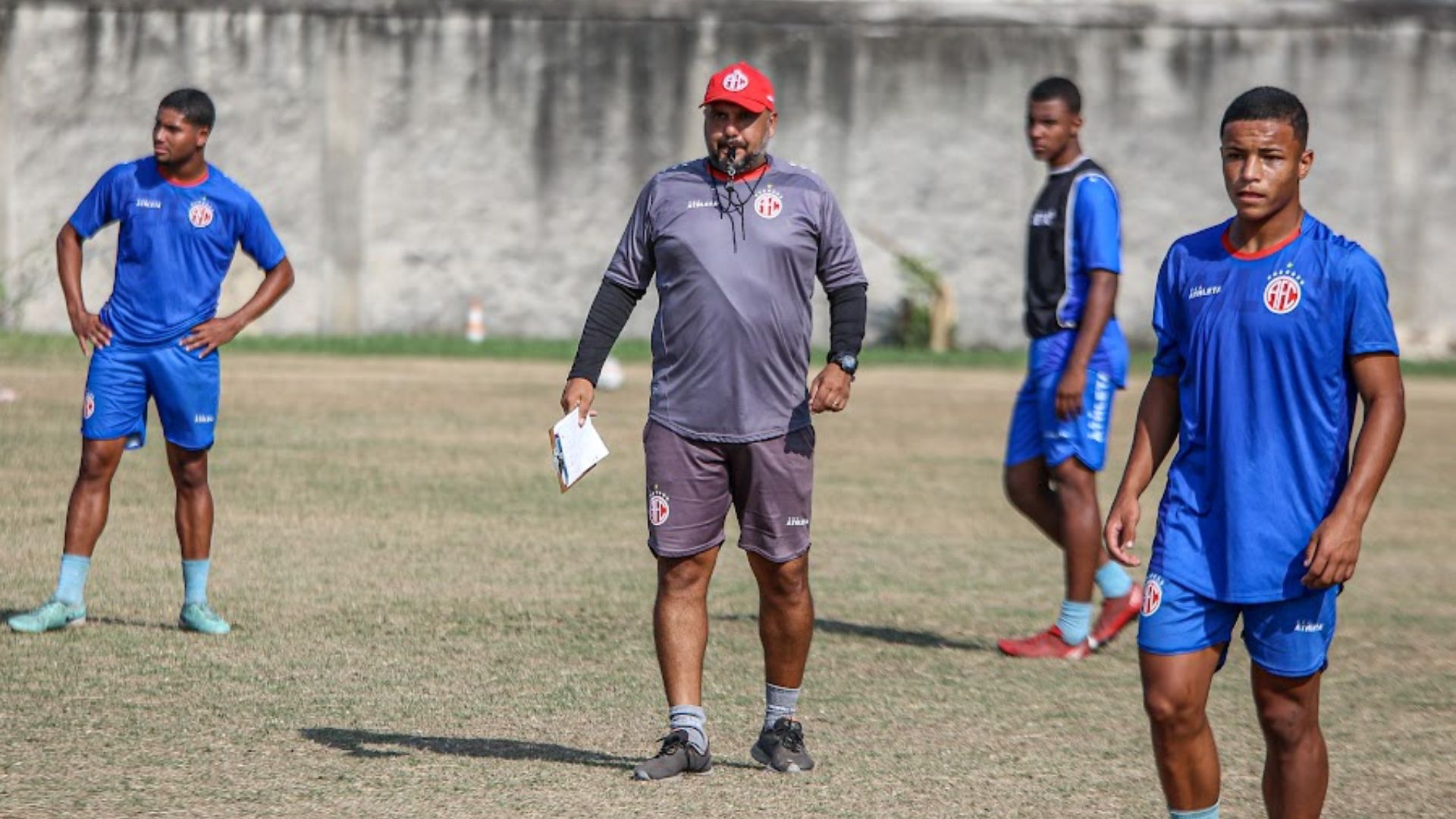 Marcus Dantas e atletas durante treino do sub-20. Foto: João Carlos Gomes/AFC