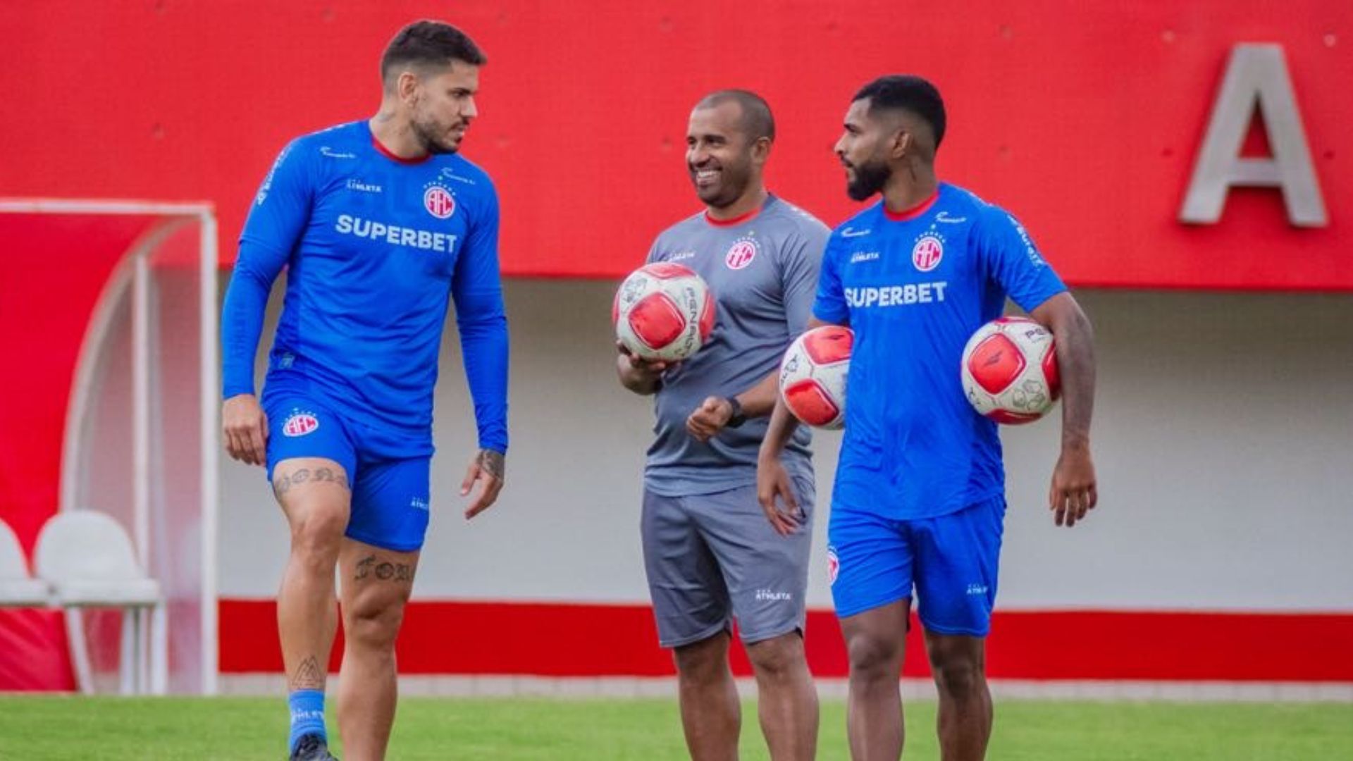 Fabrício, Júlio César e Alex durante treino do America. Foto: Wandré Silva/AFC