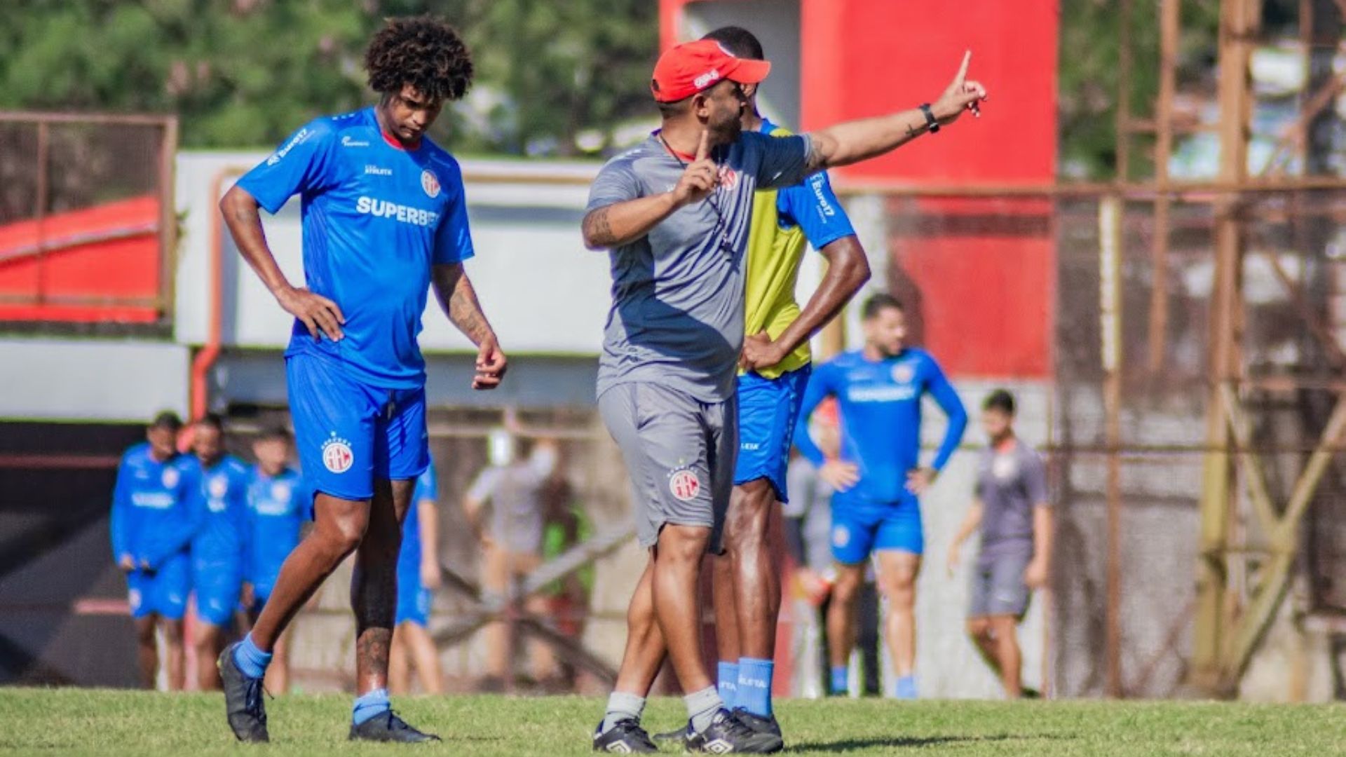 Júlio César orienta atletas durante treino. Foto: Wandré Silva/AFC