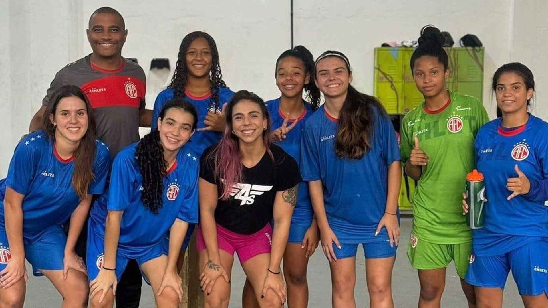 Feminino: Atletas do sub-17 do America participam de ação em apoio ao Outubro Rosa